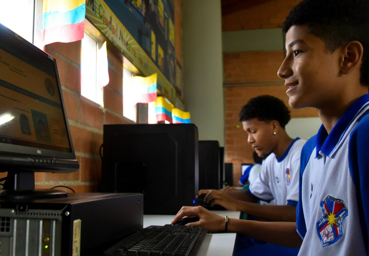 1.000-estudiantes-de-Medellín-se-capacitan-en-habilidades-digitales-para-afrontar-la-Cuarta-Revolución-Industrial-01