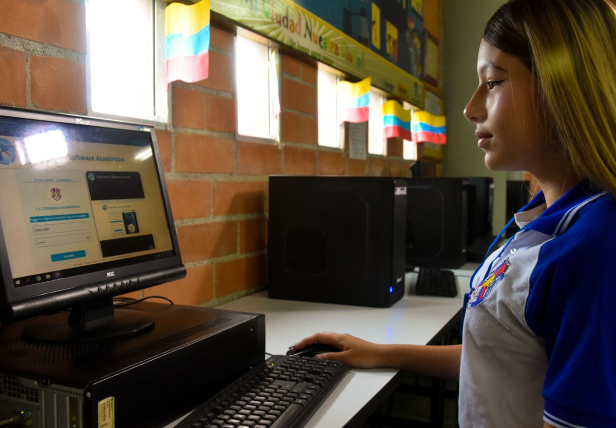 1.000-estudiantes-de-Medellín-se-capacitan-en-habilidades-digitales-para-afrontar-la-Cuarta-Revolución-Industrial-02