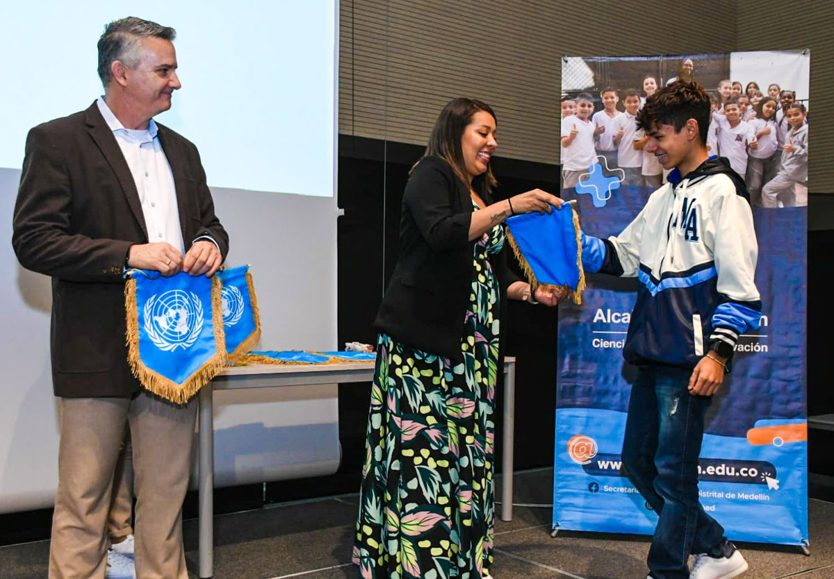 Medellín-impulsa-la-formación-de-líderes-estudiantiles-a-través-04
