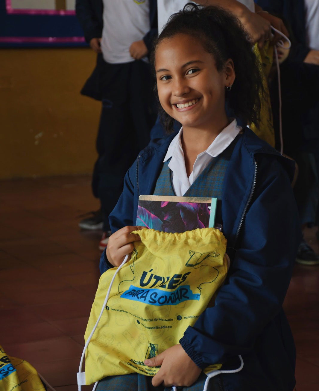 entregas-de-kits-escolares-a-niños-y-jóvenes,-la-Alcaldía-de-Medellín-busca-la-permanencia-de-estudiantes-04