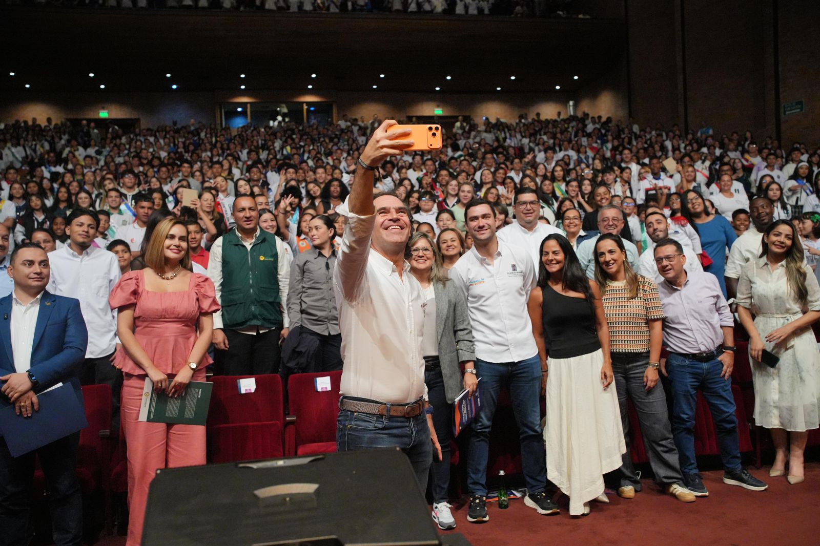 “Aquí están los líderes del mañana para Medellín”, Federico Gutiérrez posesionó a más de 1.300 representantes estudiantiles-1