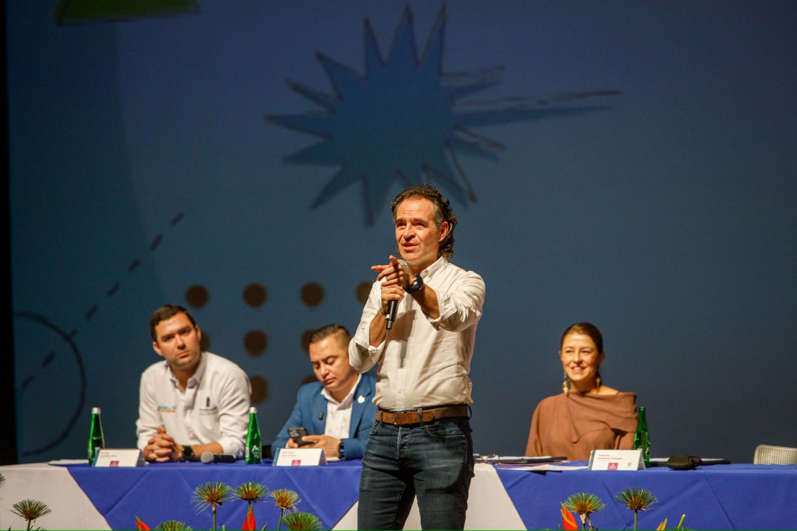 “Aquí están los líderes del mañana para Medellín”, Federico Gutiérrez posesionó a más de 1.300 representantes estudiantiles-6
