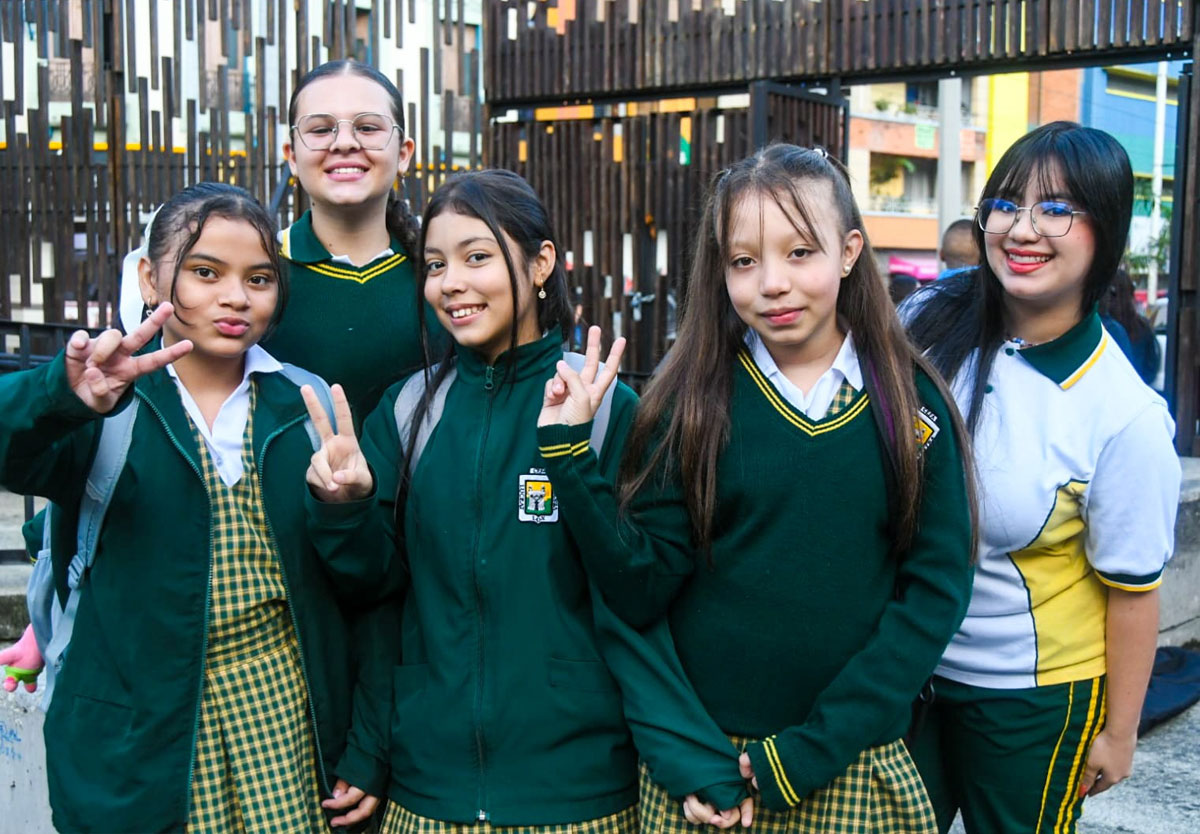 290.000-estudiantes-de-instituciones-oficiales-regresan-a-clases-03