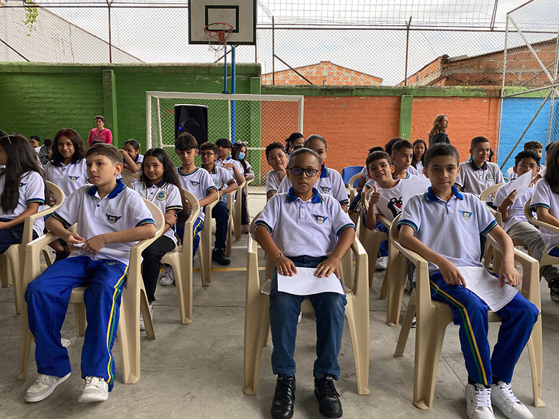 Embajador de Brasil visitó institución educativa oficial de Medellín que le apuesta al portugués como segundo idioma