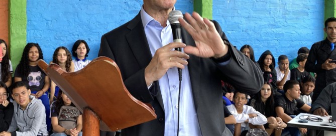 Embajador de Brasil visitó institución educativa oficial de Medellín que le apuesta al portugués como segundo idioma