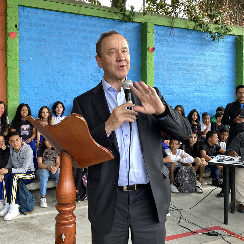 Embajador de Brasil visitó institución educativa oficial de Medellín que le apuesta al portugués como segundo idioma