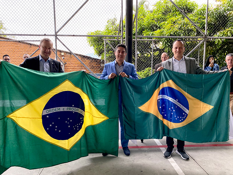 Embajador de Brasil visitó institución educativa oficial de Medellín que le apuesta al portugués como segundo idioma