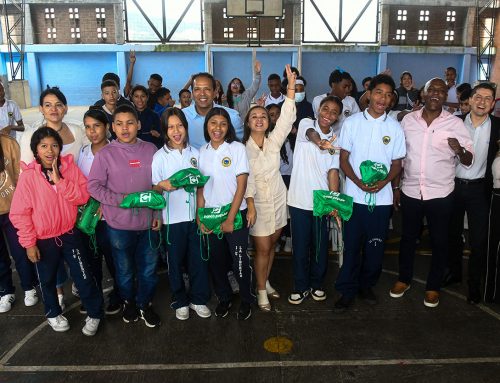 Estudiantes de la Institución Educativa La Libertad recibieron donación de kits escolares