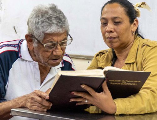 Nunca es tarde para volver a estudiar: don Diego, un ejemplo de vida en las aulas de Moravia, en Medellín
