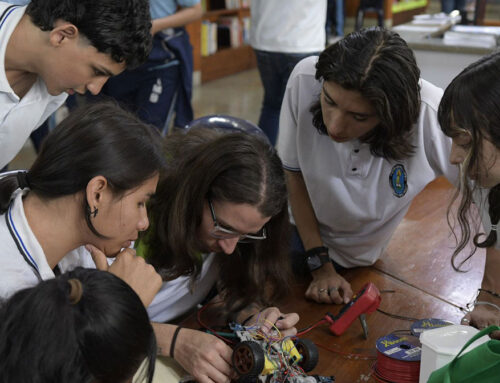 Más de 100 estudiantes de colegios oficiales participan en el Torneo de Robot Sumo 2024