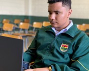 extranjeros con Computadores Futuro